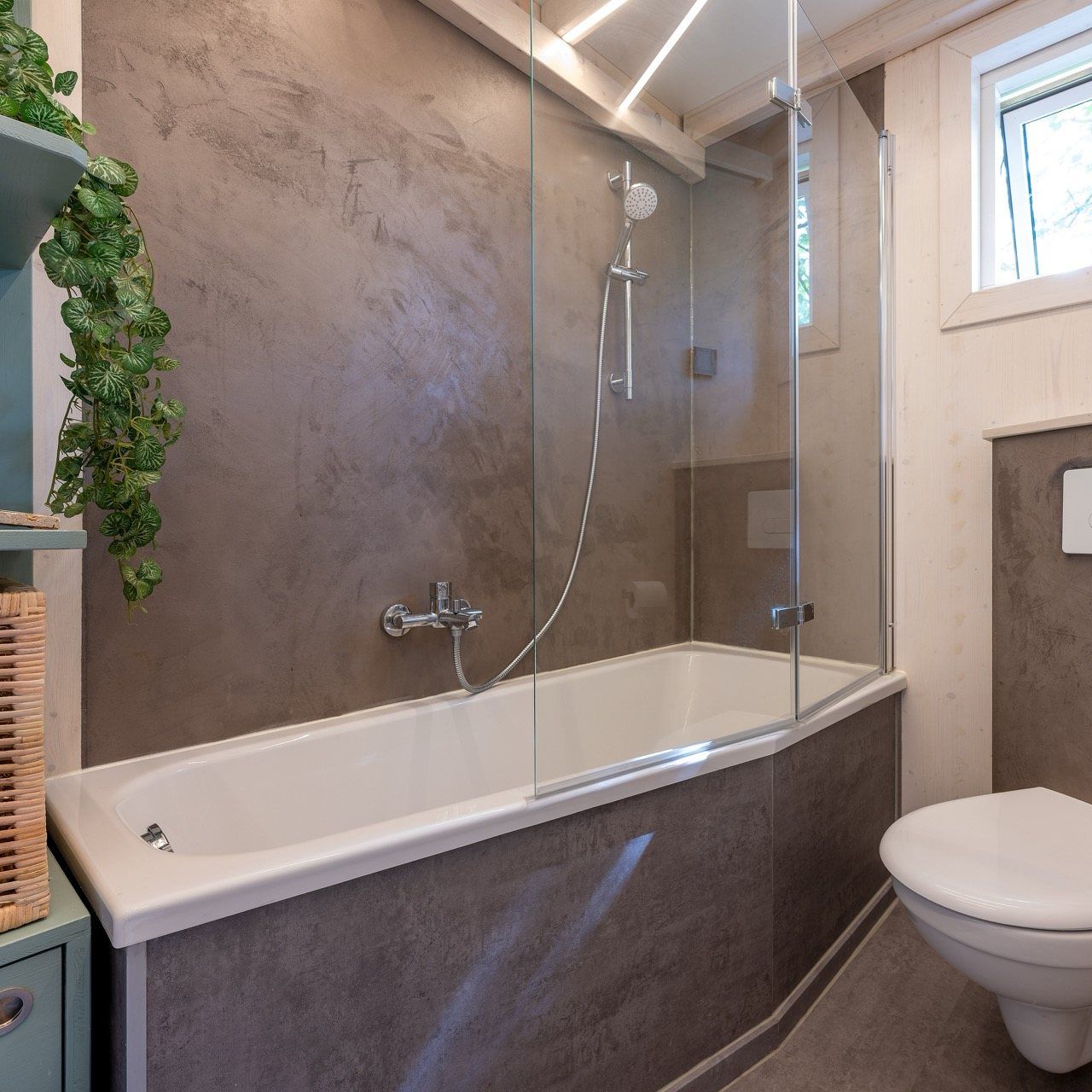 Badewanne und WC