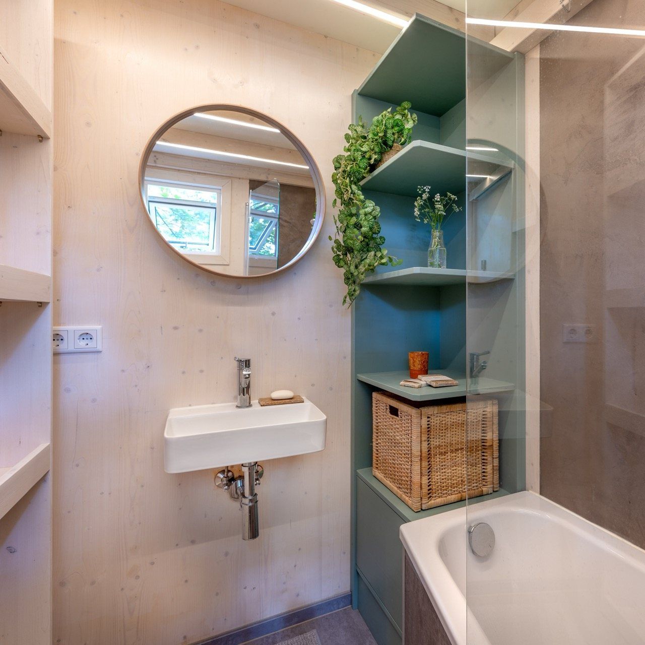 Bad mit Waschbecken, Spiegel und Regal