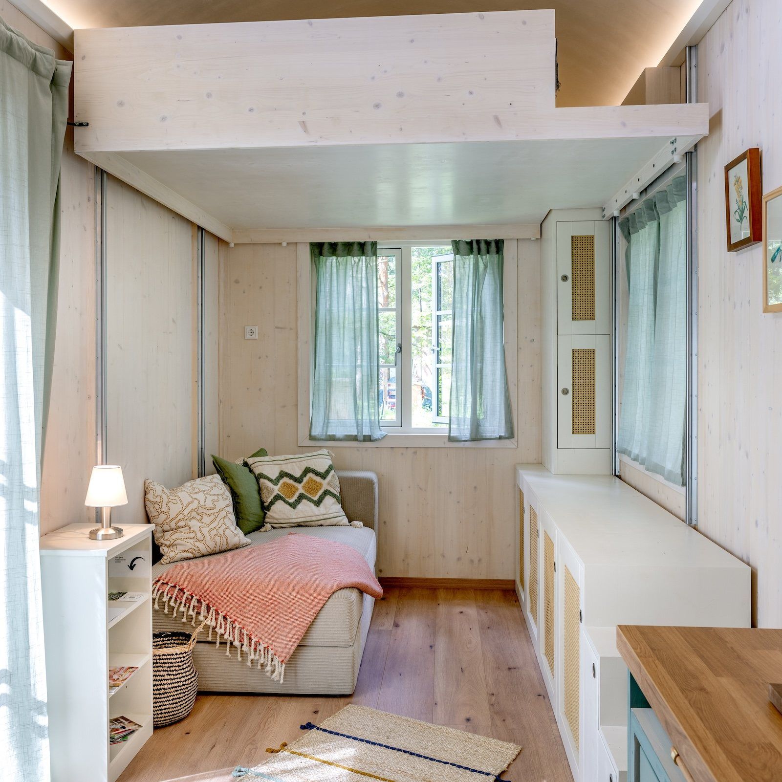 Wohnbereich mit Sideboard und Fenster